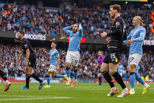 Football - FA Premier League - Manchester City FC v Everton FC MANCHESTER, ENGLAND - Saturday, October 18, 2025: Manchester City s Rayan Cherki reacts after missing a chance during the FA Premier League match between Manchester City FC and Everton FC at the City of Manchester Stadium. (Photo by David Rawcliffe Propaganda) MANCHESTER City of Manchester Stadium GREATER MANCHESTER ENGLAND  Copyright: xDavidxRawcliffex P2025-10-18-Man_City_Everton-56