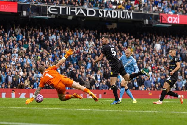 Football - FA Premier League - Manchester City FC v Everton FC MANCHESTER, ENGLAND - Saturday, October 18, 2025: Manchester City s two-goal hero Erling Haaland is denied a hat-trick by Everton s goalkeeper Jordan Pickford during the FA Premier League match between Manchester City FC and Everton FC at the City of Manchester Stadium. Man City won 2-0. (Photo by David Rawcliffe Propaganda) MANCHESTER City of Manchester Stadium GREATER MANCHESTER ENGLAND  Copyright: xDavidxRawcliffex P2025-10-18-Man_City_Everton-64