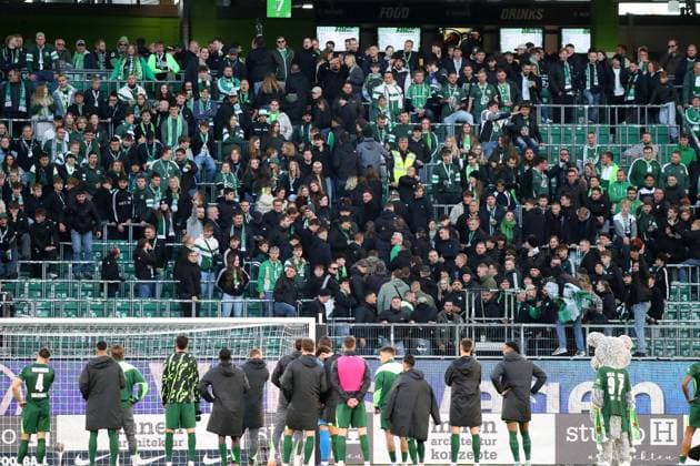 VfL vs. Stuttgart, 1. BL Wolfsburg, 18.10.2025, FUßBALL - VfL Wolfsburg vs. VfB Stuttgart, 1. BL, Saison 2025 26. Spielende, wütende VfL Fans Wolfsburg