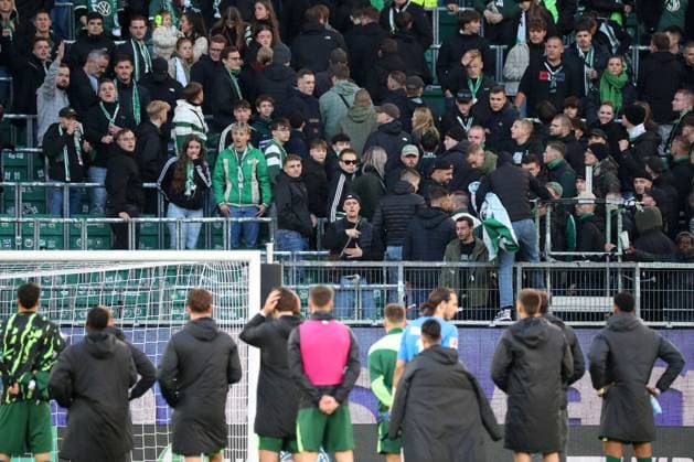 VfL vs. Stuttgart, 1. BL Wolfsburg, 18.10.2025, FUßBALL - VfL Wolfsburg vs. VfB Stuttgart, 1. BL, Saison 2025 26. Spielende, wütende VfL Fans Wolfsburg
