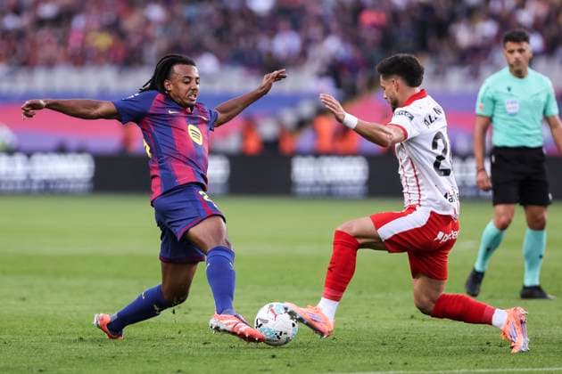 October 18, 2025, Barcelona, Barcelona, SPAIN: Jules Kounde of FC Barcelona, Barca and Alex Moreno of Girona FC compete for the ball during the Spanish league, La Liga EA Sports, football match played between FC Barcelona and Girona FC at Estadi Olimpic Lluis Companys on October 18, 2025 in Barcelona, Spain. Barcelona SPAIN - ZUMAa181 20251018_zaa_a181_115 Copyright: xJavierxBorregox