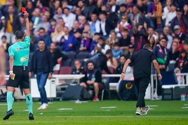 La Liga EA Sports. Date 9 The referee shows red card to FC Barcelona, Barca head coach Hansi Flick during the La Liga EA Sports match between FC Barcelona and Girona FC played at Lluis Companys Stadium on October 18, 2025 in Barcelona. kpng Copyright: xSergioxRuizx xImagox PS_2501018_BAR_GIR_2526_035