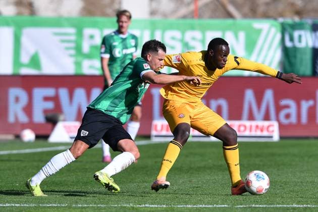 Fußball 2. Bundesliga 9. Spieltag SC Preußen Münster - Dynamo Dresden am 18.10.2025 im LVM-Preußenstadion in Münster Yassine Bouchama ( Münster ), links - Kofi Amoako ( Dresden ), rechts DFL regulations prohibit any use of photographs as image sequences and or quasi-video.
