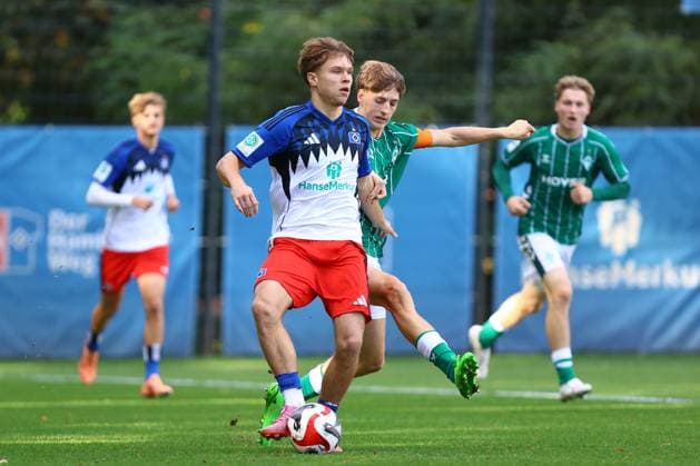 11 Finn Jan Erik Barkowsky (Hamburger SV U19), 2 Luca Höcker (SV Werder Bremen U19) Fußball I Junioren I U19 DFB-Nachwuchsliga Vorrunde Gruppe A I Saison 2025-2026 I 8. Spieltag I Hamburger SV U19 - SV Werder Bremen U19 I 18.10.2025 I Trainingsplatz Volksparkstadion