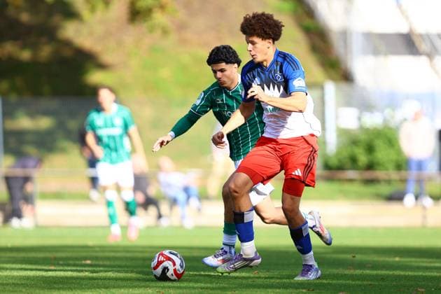 4 Noah Adekunle (Hamburger SV U19), 19 Adrian Haweri (SV Werder Bremen U19) Fußball I Junioren I U19 DFB-Nachwuchsliga Vorrunde Gruppe A I Saison 2025-2026 I 8. Spieltag I Hamburger SV U19 - SV Werder Bremen U19 I 18.10.2025 I Trainingsplatz Volksparkstadion