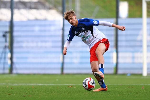 16 Louis Pepe Lemke (Hamburger SV U19) Fußball I Junioren I U19 DFB-Nachwuchsliga Vorrunde Gruppe A I Saison 2025-2026 I 8. Spieltag I Hamburger SV U19 - SV Werder Bremen U19 I 18.10.2025 I Trainingsplatz Volksparkstadion