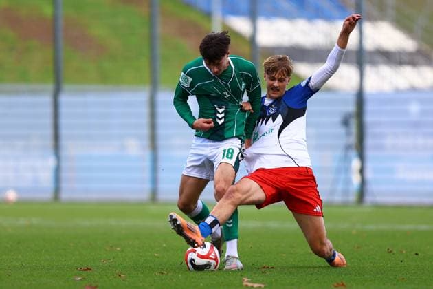 16 Louis Pepe Lemke (Hamburger SV U19), 18 Tom Kaperkon (SV Werder Bremen U19) Fußball I Junioren I U19 DFB-Nachwuchsliga Vorrunde Gruppe A I Saison 2025-2026 I 8. Spieltag I Hamburger SV U19 - SV Werder Bremen U19 I 18.10.2025 I Trainingsplatz Volksparkstadion