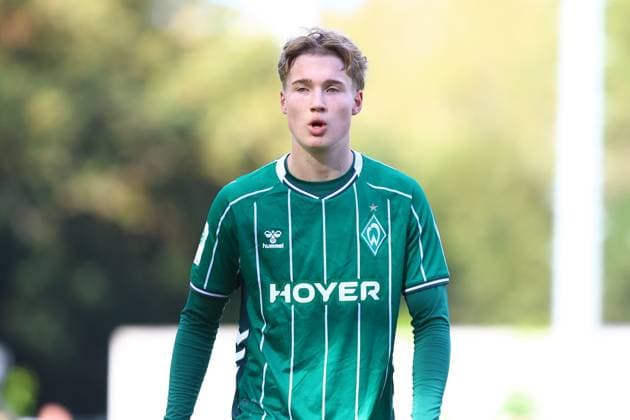 17 Avid Krogmann (SV Werder Bremen U19) Fußball I Junioren I U19 DFB-Nachwuchsliga Vorrunde Gruppe A I Saison 2025-2026 I 8. Spieltag I Hamburger SV U19 - SV Werder Bremen U19 I 18.10.2025 I Trainingsplatz Volksparkstadion