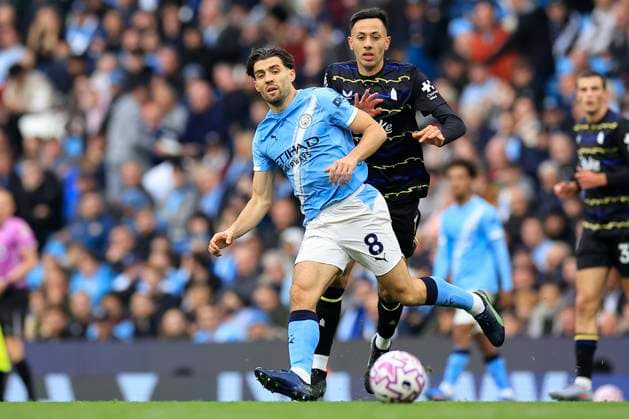 Manchester City v Everton Premier League 18 10 2025. Mateo Kovacic (8) of Manchester City is challenged by Dwight McNeil (7) of Everton during the Premier League match between Manchester City and Everton at the Etihad Stadium, Manchester, England on 18 October 2025. Manchester Etihad Stadium Manchester England Editorial use only DataCo restrictions apply See www.football-dataco.com , Copyright: xConorxMolloyx PSI-23048-0073