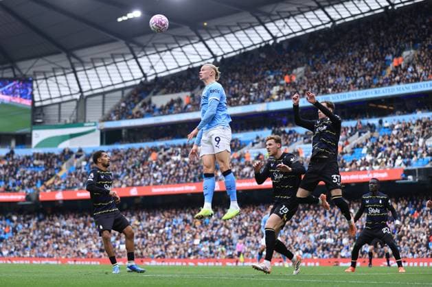 Football - Premier League - Manchester City v Everton 18th October 2025 - Premier League - Manchester City v Everton - Erling Haaland of Manchester City jumps for a header - Photo: Simon Stacpoole Offside. Manchester UK Copyright: xSimonxStacpoolexOffside