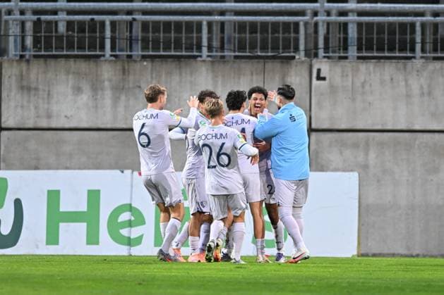 GER, Regionalliga West, Wuppertaler SV - VFL Bochum U21, U 21 18,10.2025, Wuppertal , Stadion am Zoo, GER, Regionalliga West, Wuppertaler SV - VFL Bochum U21 DFB- Regionalliga West regulations prohibit any use of photographs as image sequences and or quasi-video im Bild jubel bei den Bochumern nach dem 1:0 durch Jonathan Akaegbobi ( VFL Bochum U21 24 ).