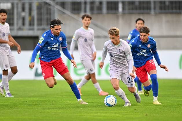 GER, Regionalliga West, Wuppertaler SV - VFL Bochum U21, U 21 18,10.2025, Wuppertal , Stadion am Zoo, GER, Regionalliga West, Wuppertaler SV - VFL Bochum U21 DFB- Regionalliga West regulations prohibit any use of photographs as image sequences and or quasi-video im Bild Jeremy Celal Aydogan ( Wuppertaler SV 8 ) gegen Keanu Kerbsties ( VFL Bochum U21 26 ).