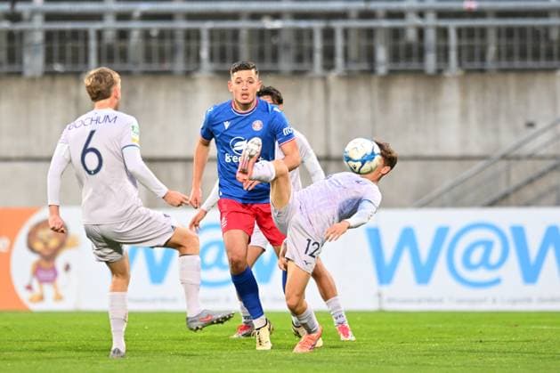 GER, Regionalliga West, Wuppertaler SV - VFL Bochum U21, U 21 18,10.2025, Wuppertal , Stadion am Zoo, GER, Regionalliga West, Wuppertaler SV - VFL Bochum U21 DFB- Regionalliga West regulations prohibit any use of photographs as image sequences and or quasi-video im Bild Niklas Jahn ( VFL Bochum U21 12 ) und Salmin Rebronja ( Wuppertaler SV 4 ).