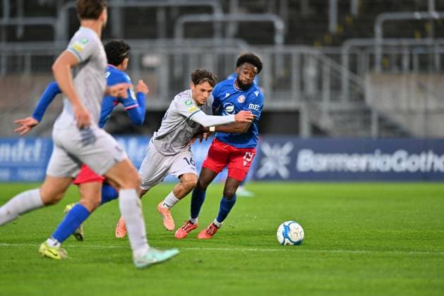 GER, Regionalliga West, Wuppertaler SV - VFL Bochum U21, U 21 18,10.2025, Wuppertal , Stadion am Zoo, GER, Regionalliga West, Wuppertaler SV - VFL Bochum U21 DFB- Regionalliga West regulations prohibit any use of photographs as image sequences and or quasi-video im Bild Jeff-Denis Fehr ( Wuppertaler SV 19) gegen Ciwan Günes ( VFL Bochum U21 16 ).