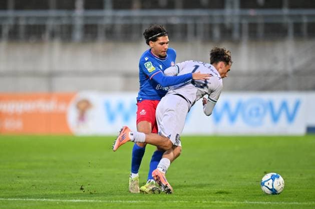 GER, Regionalliga West, Wuppertaler SV - VFL Bochum U21, U 21 18,10.2025, Wuppertal , Stadion am Zoo, GER, Regionalliga West, Wuppertaler SV - VFL Bochum U21 DFB- Regionalliga West regulations prohibit any use of photographs as image sequences and or quasi-video im Bild Jeremy Celal Aydogan ( Wuppertaler SV 8 ) und Ciwan Günes ( VFL Bochum U21 16 ).