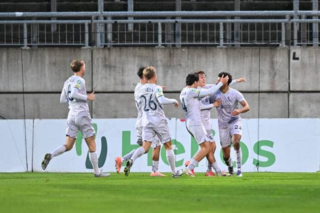 GER, Regionalliga West, Wuppertaler SV - VFL Bochum U21, U 21 18,10.2025, Wuppertal , Stadion am Zoo, GER, Regionalliga West, Wuppertaler SV - VFL Bochum U21 DFB- Regionalliga West regulations prohibit any use of photographs as image sequences and or quasi-video im Bild jubel bei den Bochumern nach dem 1:0 durch Jonathan Akaegbobi ( VFL Bochum U21 24 ).