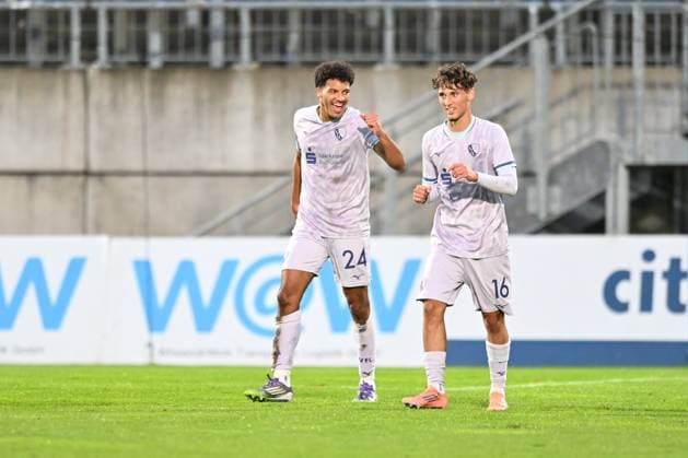 GER, Regionalliga West, Wuppertaler SV - VFL Bochum U21, U 21 18,10.2025, Wuppertal , Stadion am Zoo, GER, Regionalliga West, Wuppertaler SV - VFL Bochum U21 DFB- Regionalliga West regulations prohibit any use of photographs as image sequences and or quasi-video im Bild Jonathan Akaegbobi ( VFL Bochum U21 24 ) und Ciwan Günes ( VFL Bochum U21 16 ).