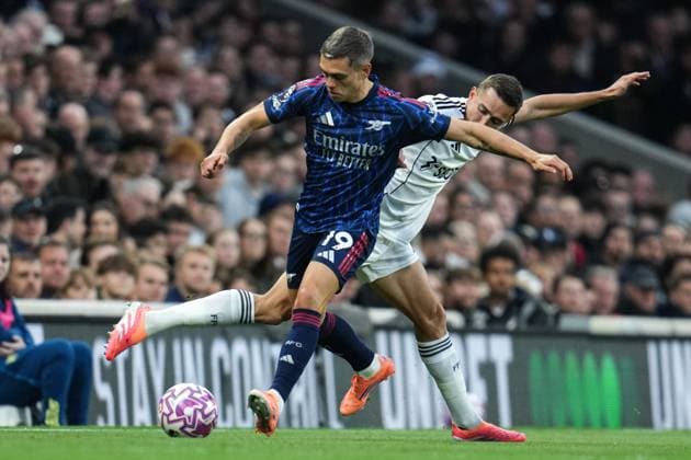 Premier League Fulham v Arsenal Leandro Trossard of Arsenal and Timothy Castagne of Fulham battle during the Premier League match Fulham vs Arsenal at Craven Cottage, London, United Kingdom, 18th October 2025 (Photo by Harvey Murphy News Images) Copyright: xHarveyxMurphy NewsxImagesx