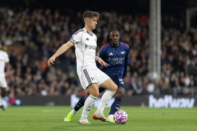 Tom Cairney of Fulham on the ball pressed by Eberechi Eze of Arsenal during the Premier League match between Fulham and Arsenal at Craven Cottage on October 18, 2025 in London, England. (Photo by Pedro Soares SPP) Copyright: xPedroxSoaresx xSPPx Sportspressphoto_SPR44050