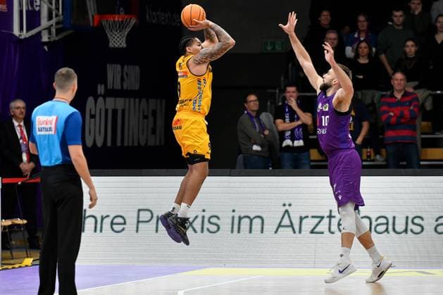 BG Göttingen - Kirchheim Knights Tylan Pope ( 9, KIR) und Hendrik Drescher ( 10, GOT) im Spiel der BARMER 2. Basketball Bundesliga ProA zwischen der BG Göttingen und den Kirchheim Knights in der Sparkassen-Arena, 18.10.2025, Göttingen, Deutschland. (Foto: Swen Pförtner) Göttingen Niedersachsen Deutschland