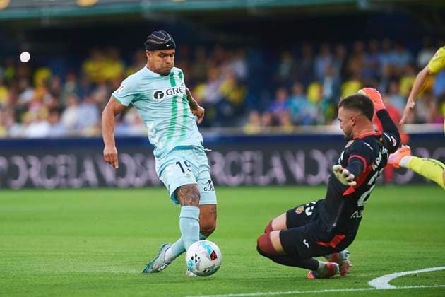 Chucho Hernandez (Real Betis) and Arnau Tenas (Villarreal CF) during the LaLiga EA Sports match between Villarreal CF and Real Betis at Estadio de la Ceramica on October 18, 2025 in Villarreal, Spain. (Photo by Maria Jose Segovia DeFodi Images) Chucho Hernandez Real Betis and Arnau Tenas Villarreal CF during the LaLiga EA Sports match between Villarreal CF and Real Betis at Estadio de la Ceramica on October 18, 2025 in Villarreal, Spain Photo by Maria Jose Segovia DeFodi Images