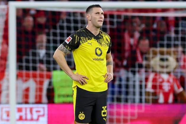 Niklas Suele (Borussia Dortmund) schaut enttaeuscht, Bundesliga, FC Bayern München v Borussia Dortmund, Allianz Arena am 18. October 2025 in München, Deutschland. (Foto von Marco Steinbrenner DeFodi Images) Niklas Suele (Borussia Dortmund) looks dejected, Bundesliga, FC Bayern München v Borussia Dortmund, Allianz Arena, October 18, 2025 in München, Germany. (Photo by Marco Steinbrenner DeFodi Images) DFL regulations prohibit any use of photographs as image sequences and or quasi-video. Niklas Suele Borussia Dortmund looks dejected, Bundesliga, FC Bayern München v Borussia Dortmund, Allianz Arena on October 18, 2025 in Munich, Germany Photo by Marco Steinbrenner DeFodi Images Niklas Suele Borussia Dortmund looks dejected, Bundesliga, FC Bayern München v Borussia Dortmund, Allianz Arena, October 18, 2025 in Munich, Germany Photo by Marco Steinbrenner DeFodi Images DFL regulations prohibit any use of photographs as image sequences and or quasi video