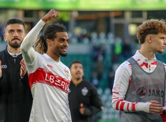 Deutschland: Bundesliga 2025 26, 7. Spieltag - VfL Wolfsburg vs VfB Stuttgart - Volkswagen Arena (Wolfsburg): Siegfeier Dan-Axel Zagadou (VfB Stuttgart, 23) Copyright: xAymanxAlahmedx