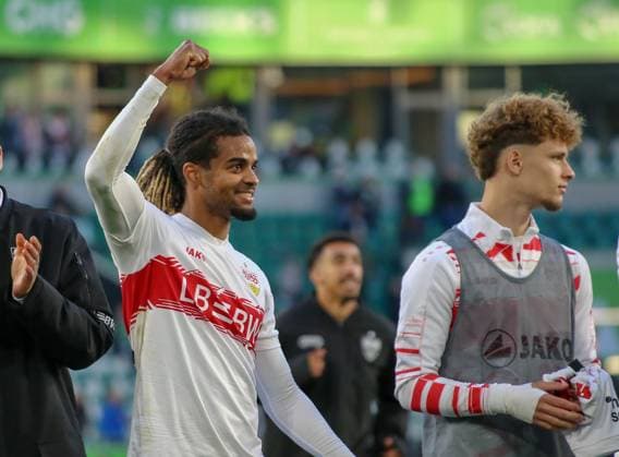 Deutschland: Bundesliga 2025 26, 7. Spieltag - VfL Wolfsburg vs VfB Stuttgart - Volkswagen Arena (Wolfsburg): Siegfeier Dan-Axel Zagadou (VfB Stuttgart, 23) Copyright: xAymanxAlahmedx