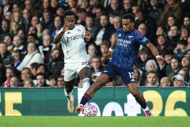 Premier League Fulham v Arsenal Ryan Sessegnon of Fulham attempts to win ball off Jurrien Timber of Arsenal during the Premier League match Fulham vs Arsenal at Craven Cottage, London, United Kingdom, 18th October 2025 (Photo by Harvey Murphy News Images) Copyright: xHarveyxMurphy NewsxImagesx