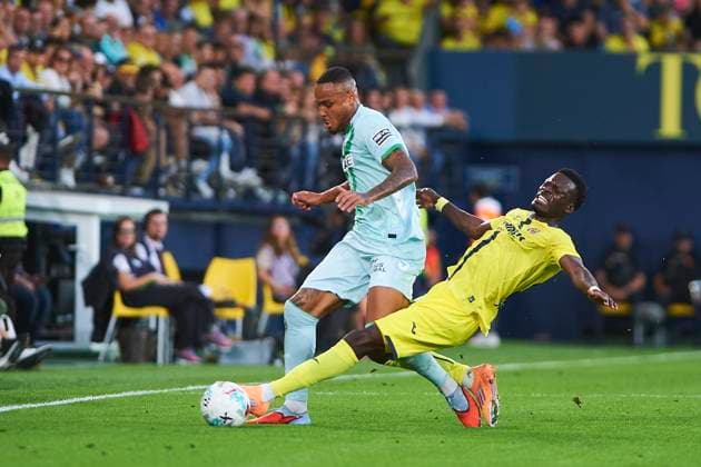 Natan (Real Betis) and Tani Oluwaseyi (Villarreal CF) during the LaLiga EA Sports match between Villarreal CF and Real Betis at Estadio de la Ceramica on October 18, 2025 in Villarreal, Spain. (Photo by Maria Jose Segovia DeFodi Images) Natan Real Betis and Tani Oluwaseyi Villarreal CF during the LaLiga EA Sports match between Villarreal CF and Real Betis at Estadio de la Ceramica on October 18, 2025 in Villarreal, Spain Photo by Maria Jose Segovia DeFodi Images