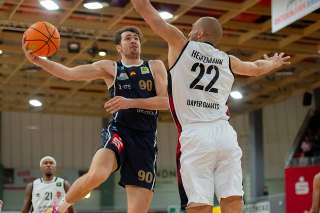 Jannis von Seckendorff (Eisbären Bremerhaven,No.90) in Aktion am Korb gegen Dennis Heinzmann (Giants Leverkusen,No.22) DEU, Leverkusen, 18.10.2025 Basketball, BARMER 2. BAsketball-Bundesliga Pro A, 4. Spieltag, Bayer Giants Leverkusen - Eisbären Bremerhaven