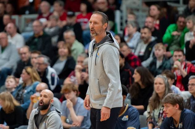 Steven Esterkamp (Eisbären Bremerhaven,Trainer) an der Seitenlinie DEU, Leverkusen, 18.10.2025 Basketball, BARMER 2. BAsketball-Bundesliga Pro A, 4. Spieltag, Bayer Giants Leverkusen - Eisbären Bremerhaven