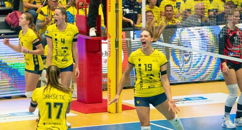 18.4..2025, Volleyball, Frauen, VBL, 1. VBL, 1. Volleyball-Bundesliga, Saison 2025 26, 2. Spieltag, SSC Palmberg Schwerin - ETV Hamburg Die Volleyballerinnen des SSC Palmberg Schwerin jubeln. Leana Grozer (SSC Palmberg Schwerin, li.), Vedrena Jaksetic (SSC Palmberg Schwerin, 2.v.l.), Marije ten Brinke (SSC Palmberg Schwerin, 2.v.re.) und Anna Artyshuk (SSC Palmberg Schwerin, re.) Schwerin Palmberg Arena Mecklenburg-Vorpommern Deutschland