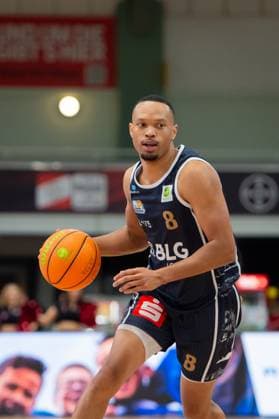 Jemarl Baker Jr. (Eisbären Bremerhaven,No.08) in Aktion DEU, Leverkusen, 18.10.2025 Basketball, BARMER 2. BAsketball-Bundesliga Pro A, 4. Spieltag, Bayer Giants Leverkusen - Eisbären Bremerhaven