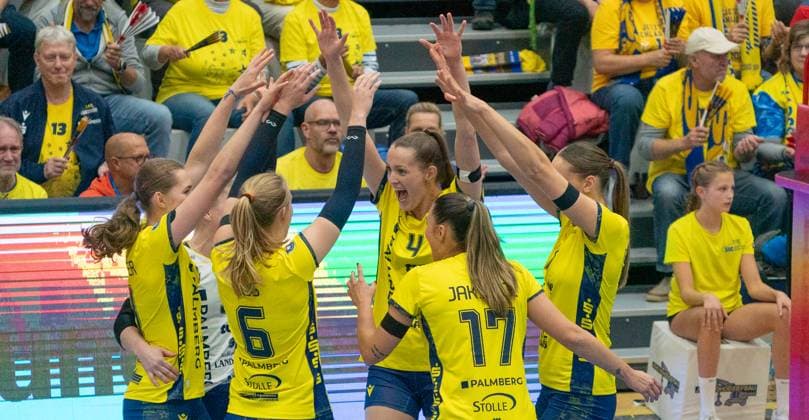 18.4..2025, Volleyball, Frauen, VBL, 1. VBL, 1. Volleyball-Bundesliga, Saison 2025 26, 2. Spieltag, SSC Palmberg Schwerin - ETV Hamburg Die Volleyballerinnen des SSC Palmberg Schwerin jubeln. Schwerin Palmberg Arena Mecklenburg-Vorpommern Deutschland