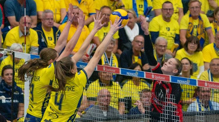 18.4..2025, Volleyball, Frauen, VBL, 1. VBL, 1. Volleyball-Bundesliga, Saison 2025 26, 2. Spieltag, SSC Palmberg Schwerin - ETV Hamburg Leana Grozer (SSC Palmberg Schwerin, li.) und Marije ten Brinke (SSC Palmberg Schwerin, Mitte) gegen Svea Frobel (ETV Hamburg, re.) Schwerin Palmberg Arena Mecklenburg-Vorpommern Deutschland