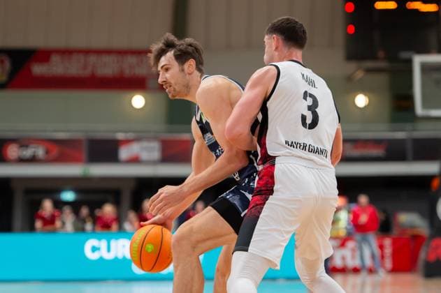 Jannis von Seckendorff (Eisbären Bremerhaven,No.90) am Ball gegen Luca Kahl (Giants Leverkusen,No.03) DEU, Leverkusen, 18.10.2025 Basketball, BARMER 2. BAsketball-Bundesliga Pro A, 4. Spieltag, Bayer Giants Leverkusen - Eisbären Bremerhaven