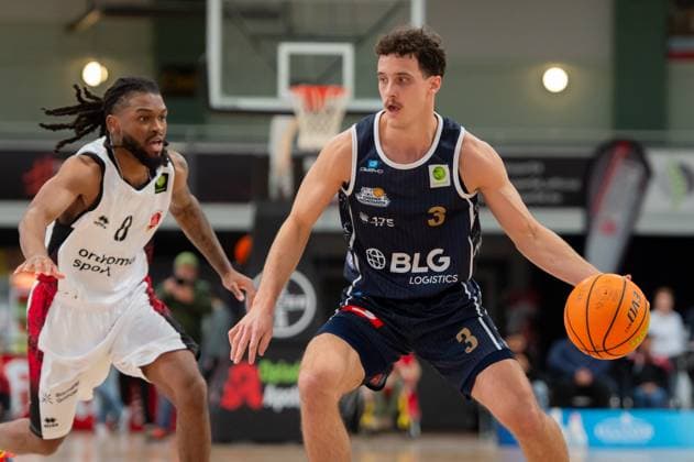 Jacob Biss (Eisbären Bremerhaven,No.03) in Aktion. Links Jug Bogdan (Giants Leverkusen,No.08) DEU, Leverkusen, 18.10.2025 Basketball, BARMER 2. BAsketball-Bundesliga Pro A, 4. Spieltag, Bayer Giants Leverkusen - Eisbären Bremerhaven