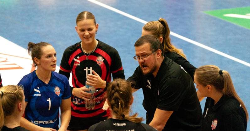 18.4..2025, Volleyball, Frauen, VBL, 1. VBL, 1. Volleyball-Bundesliga, Saison 2025 26, 2. Spieltag, SSC Palmberg Schwerin - ETV Hamburg Trainer Markus Friedrich (ETV Hamburg, 2.v.re.) hält eine Ansprache an seine Spielerinnen. Schwerin Palmberg Arena Mecklenburg-Vorpommern Deutschland