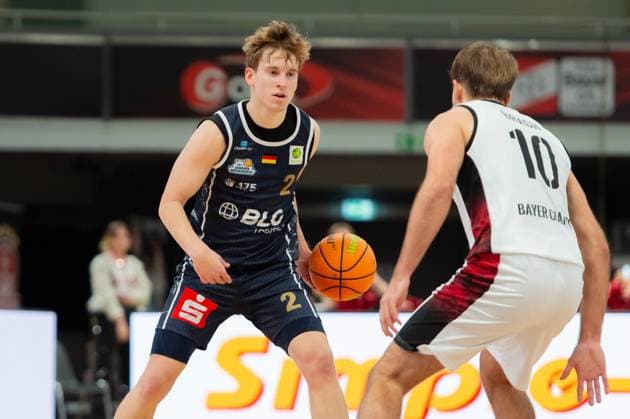 Raphael Falkenthal (Eisbären Bremerhaven,No.02) in Aktion gegen Sebastian Brach (Giants Leverkusen,No.10) DEU, Leverkusen, 18.10.2025 Basketball, BARMER 2. BAsketball-Bundesliga Pro A, 4. Spieltag, Bayer Giants Leverkusen - Eisbären Bremerhaven