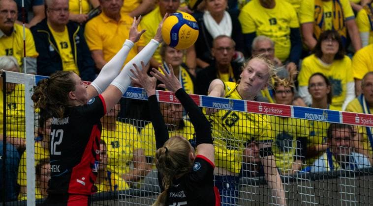 18.4..2025, Volleyball, Frauen, VBL, 1. VBL, 1. Volleyball-Bundesliga, Saison 2025 26, 2. Spieltag, SSC Palmberg Schwerin - ETV Hamburg Hannah Ammerman (ETV Hamburg, li.) und Alexa Sophie Thaden (ETV Hamburg, Mitte) gegen Luisa van Clewe (SSC Palmberg Schwerin, re.) Schwerin Palmberg Arena Mecklenburg-Vorpommern Deutschland