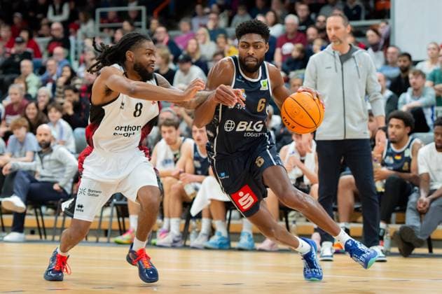Carlos Carter (Eisbären Bremerhaven,No.06) am Ball im Duell mit Jug Bogdan (Giants Leverkusen,No.08) DEU, Leverkusen, 18.10.2025 Basketball, BARMER 2. BAsketball-Bundesliga Pro A, 4. Spieltag, Bayer Giants Leverkusen - Eisbären Bremerhaven