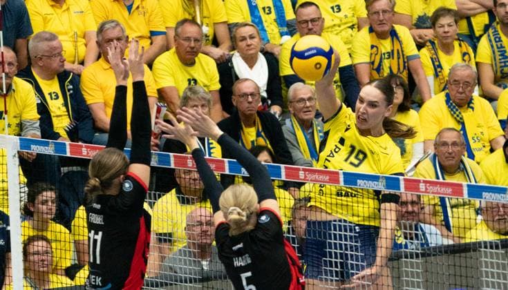 18.4..2025, Volleyball, Frauen, VBL, 1. VBL, 1. Volleyball-Bundesliga, Saison 2025 26, 2. Spieltag, SSC Palmberg Schwerin - ETV Hamburg Svea Frobel (ETV Hamburg, li.) und Anna Hartig (ETV Hamburg, Mitte) gegen Anna Artyshuk (SSC Palmberg Schwerin, re.) Schwerin Palmberg Arena Mecklenburg-Vorpommern Deutschland