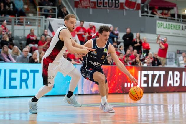 Jacob Biss (Eisbären Bremerhaven,No.03) in Aktion gegen Viktor Ziring (Giants Leverkusen,No.02) DEU, Leverkusen, 18.10.2025 Basketball, BARMER 2. BAsketball-Bundesliga Pro A, 4. Spieltag, Bayer Giants Leverkusen - Eisbären Bremerhaven