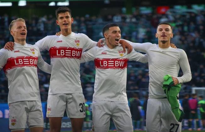 Deutschland: Bundesliga 2025 26, 7. Spieltag - VfL Wolfsburg vs VfB Stuttgart - Volkswagen Arena (Wolfsburg): Siegfeier Chema AndrÃ s Chema Andres (VfB Stuttgart, 30) Bilal El Khannouss (VfB Stuttgart, 11) Badredine Bouanani (VfB Stuttgart, 27) Copyright: xAymanxAlahmedx
