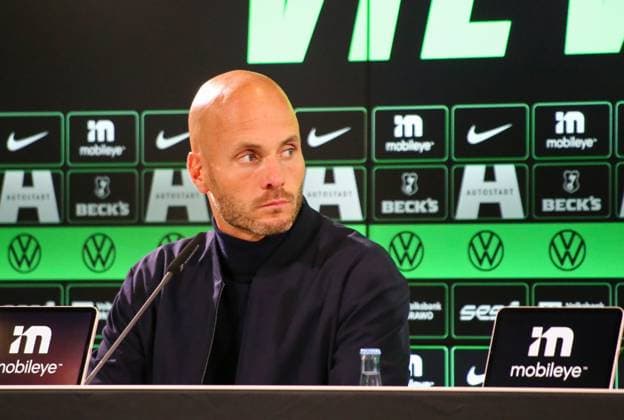 Deutschland: Bundesliga 2025 26, 7. Spieltag - VfL Wolfsburg vs VfB Stuttgart - Volkswagen Arena (Wolfsburg): Pressekonferenz des Trainers Paul Simonis (Trainer , VfL Wolfsburg) Copyright: xAymanxAlahmedx