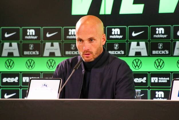 Deutschland: Bundesliga 2025 26, 7. Spieltag - VfL Wolfsburg vs VfB Stuttgart - Volkswagen Arena (Wolfsburg): Pressekonferenz des Trainers Paul Simonis (Trainer , VfL Wolfsburg) Copyright: xAymanxAlahmedx
