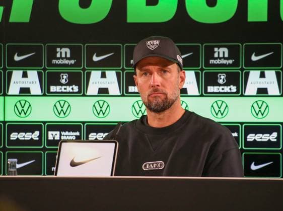 Deutschland: Bundesliga 2025 26, 7. Spieltag - VfL Wolfsburg vs VfB Stuttgart - Volkswagen Arena (Wolfsburg): Pressekonferenz des Trainers Sebastian Hoeneß Sebastian Hoeness (Trainer , VfB Stuttgart) Copyright: xAymanxAlahmedx