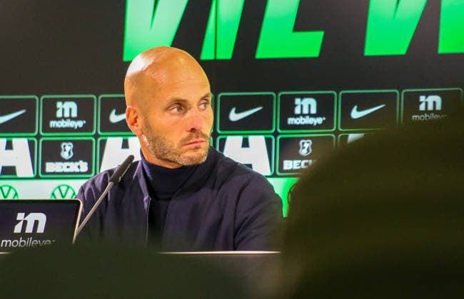 Deutschland: Bundesliga 2025 26, 7. Spieltag - VfL Wolfsburg vs VfB Stuttgart - Volkswagen Arena (Wolfsburg): Pressekonferenz des Trainers Paul Simonis (Trainer , VfL Wolfsburg) Copyright: xAymanxAlahmedx