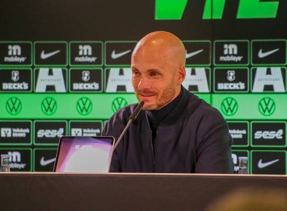 Deutschland: Bundesliga 2025 26, 7. Spieltag - VfL Wolfsburg vs VfB Stuttgart - Volkswagen Arena (Wolfsburg): Pressekonferenz des Trainers Paul Simonis (Trainer , VfL Wolfsburg) Copyright: xAymanxAlahmedx